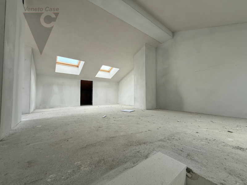 Nella zona di Casone, località a cavallo tra i comuni di Legnaro e Saonara, comodi ad autostrada,...