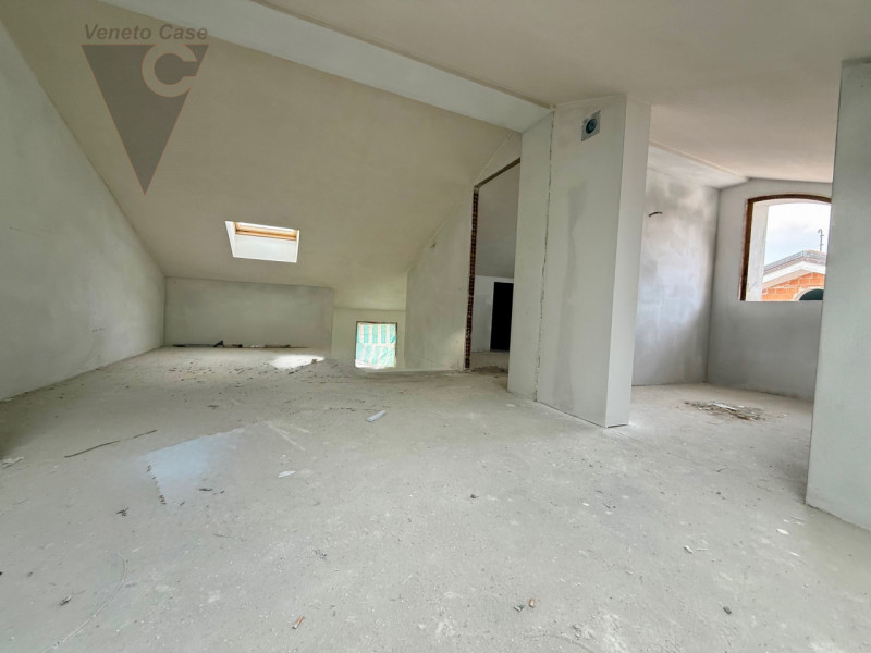 Nella zona di Casone, località a cavallo tra i comuni di Legnaro e Saonara, comodi ad autostrada,...