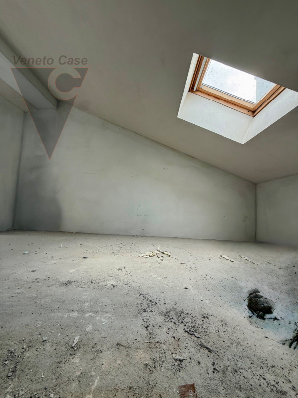 Nella zona di Casone, località a cavallo tra i comuni di Legnaro e Saonara, comodi ad autostrada,...