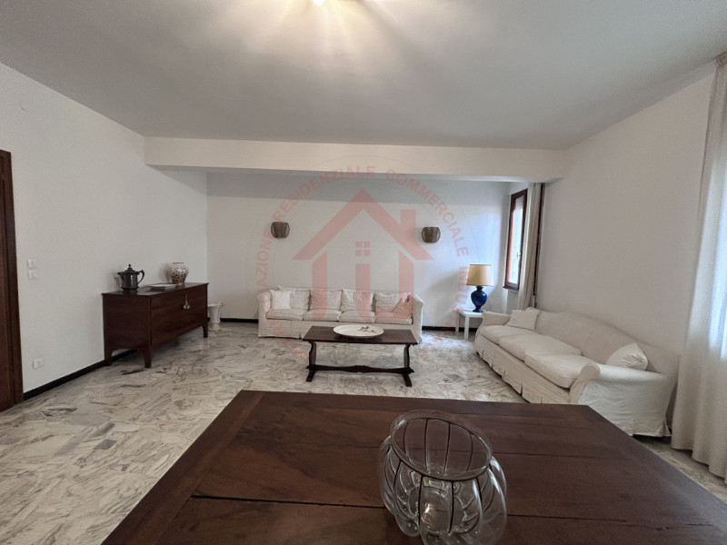 RIF: FR123 PADOVA - PADOVA CENTRO proponiamo in locazione elegante appartamento arredato, nel cen...