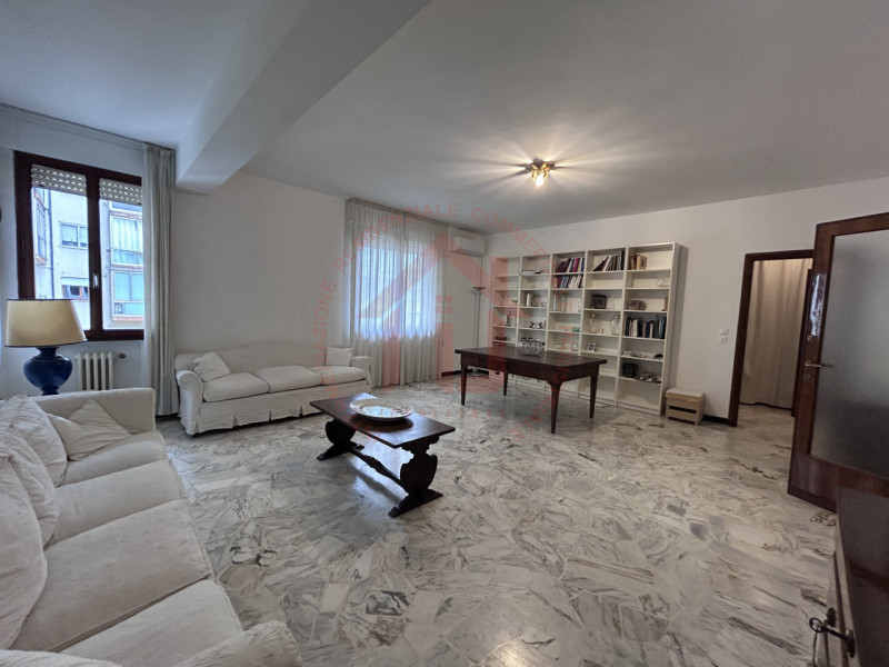 RIF: FR123 PADOVA - PADOVA CENTRO proponiamo in locazione elegante appartamento arredato, nel cen...