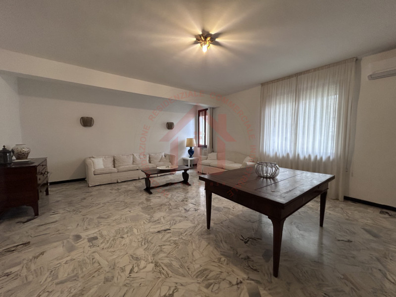 RIF: FR123 PADOVA - PADOVA CENTRO proponiamo in locazione elegante appartamento arredato, nel cen...