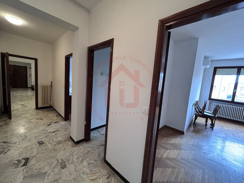 RIF: FR123 PADOVA - PADOVA CENTRO proponiamo in locazione elegante appartamento arredato, nel cen...