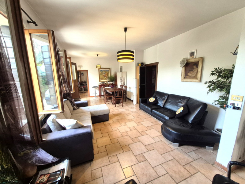 Proponiamo in vendita casa singola affittata (scadenza Settembre 2028) con ampio giardino privato...