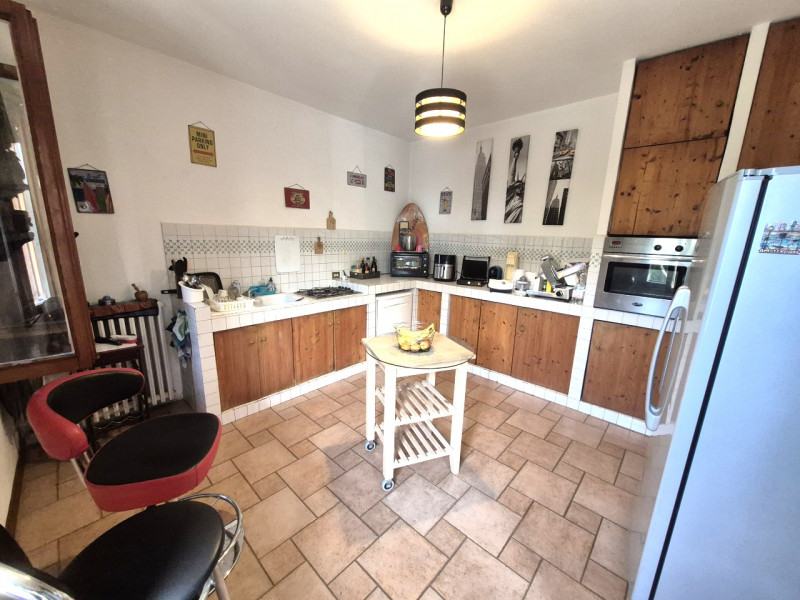 Proponiamo in vendita casa singola affittata (scadenza Settembre 2028) con ampio giardino privato...