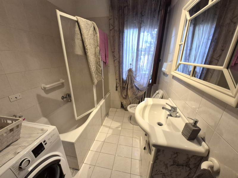 Proponiamo in vendita casa singola affittata (scadenza Settembre 2028) con ampio giardino privato...