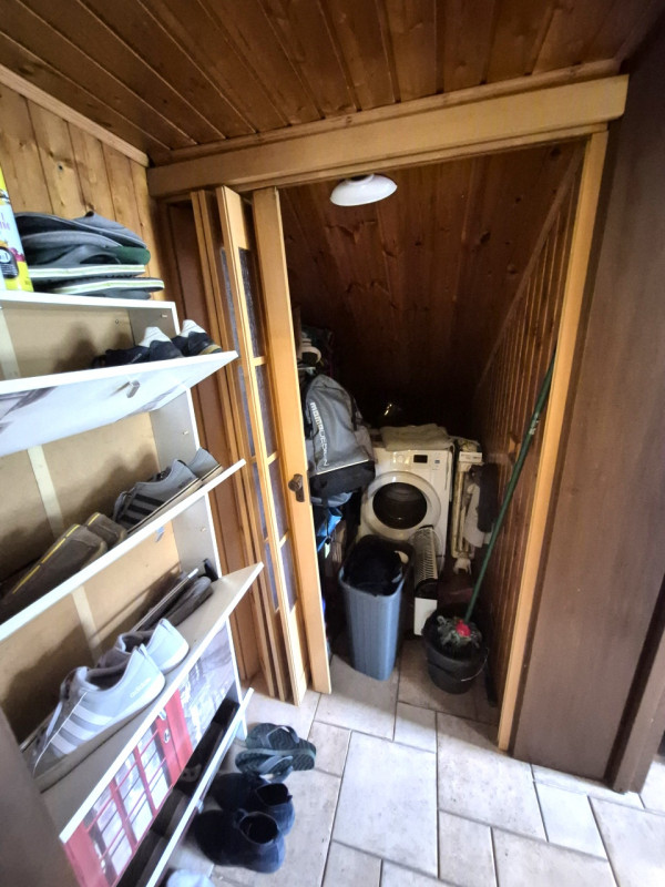 Proponiamo in vendita casa singola affittata (scadenza Settembre 2028) con ampio giardino privato...