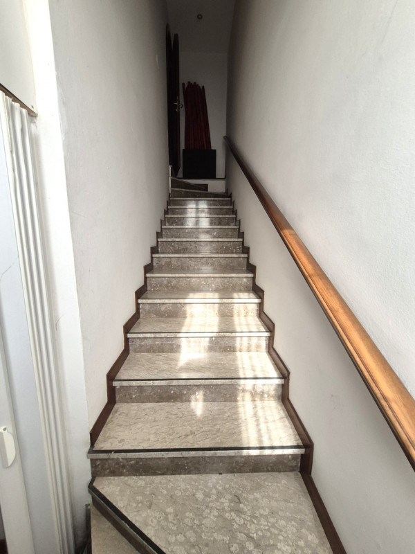 Proponiamo in vendita casa singola affittata (scadenza Settembre 2028) con ampio giardino privato...