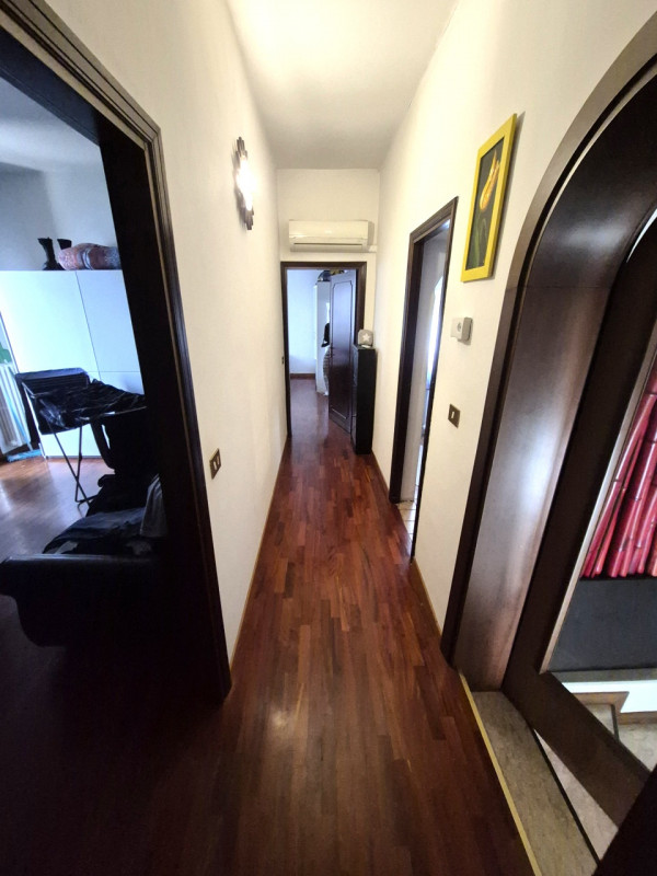 Proponiamo in vendita casa singola affittata (scadenza Settembre 2028) con ampio giardino privato...