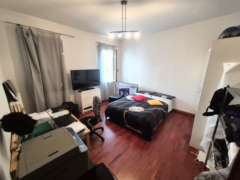 Proponiamo in vendita casa singola affittata (scadenza Settembre 2028) con ampio giardino privato...