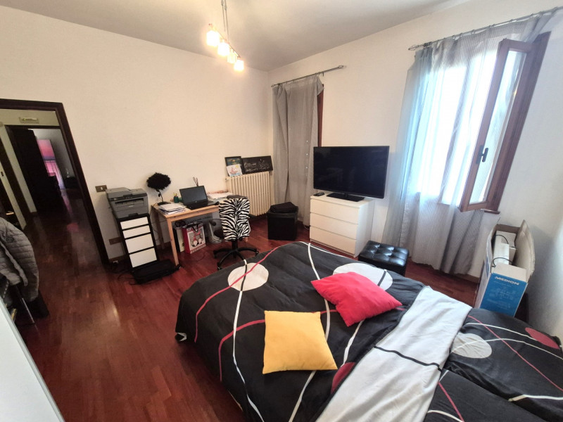 Proponiamo in vendita casa singola affittata (scadenza Settembre 2028) con ampio giardino privato...