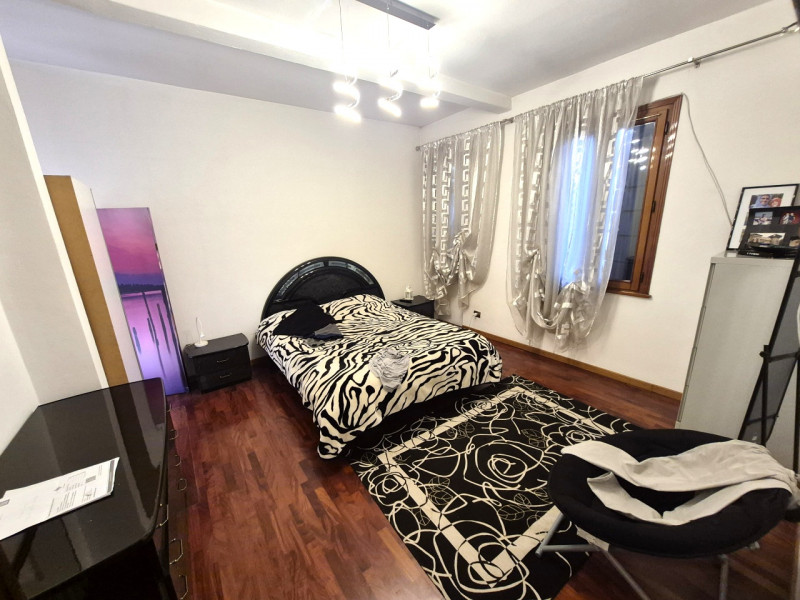 Proponiamo in vendita casa singola affittata (scadenza Settembre 2028) con ampio giardino privato...