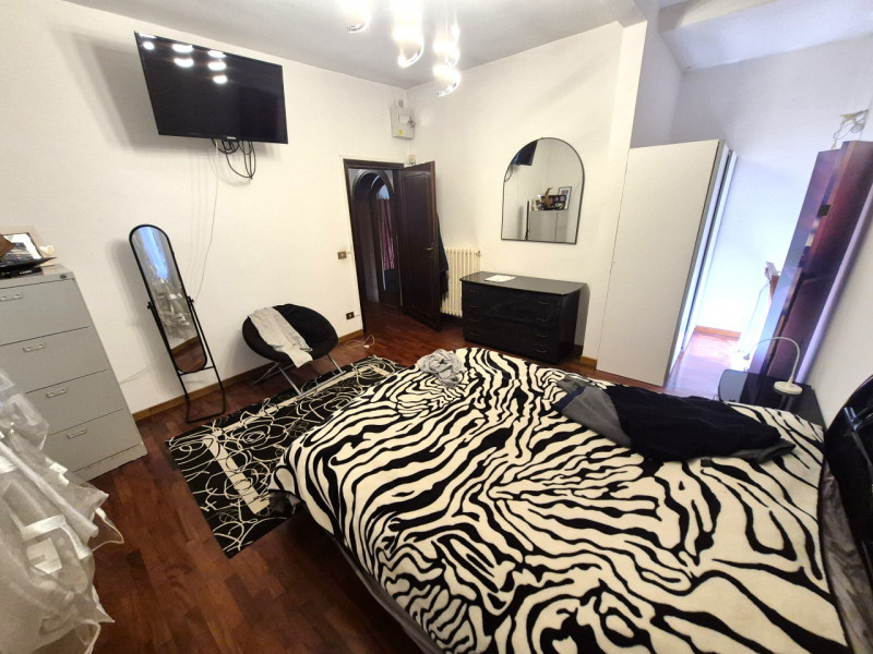 Proponiamo in vendita casa singola affittata (scadenza Settembre 2028) con ampio giardino privato...