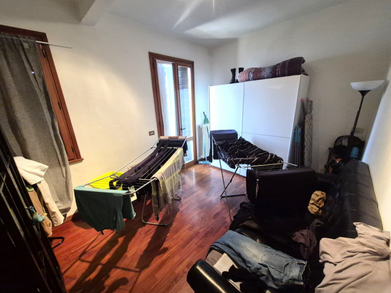 Proponiamo in vendita casa singola affittata (scadenza Settembre 2028) con ampio giardino privato...