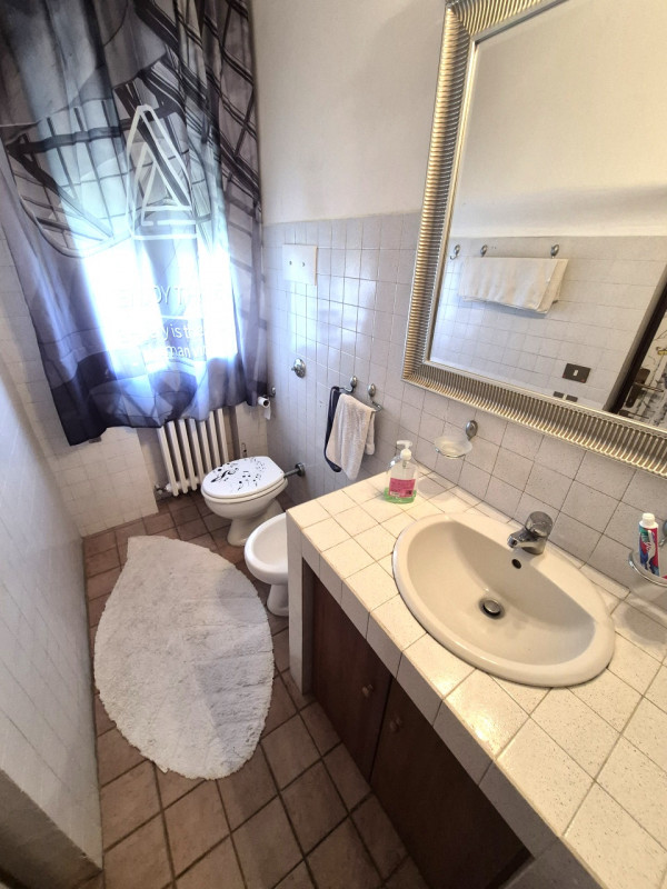 Proponiamo in vendita casa singola affittata (scadenza Settembre 2028) con ampio giardino privato...