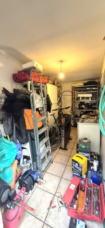 Proponiamo in vendita casa singola affittata (scadenza Settembre 2028) con ampio giardino privato...