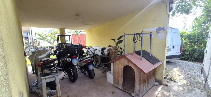 Proponiamo in vendita casa singola affittata (scadenza Settembre 2028) con ampio giardino privato...