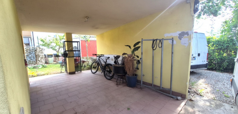 Proponiamo in vendita casa singola affittata (scadenza Settembre 2028) con ampio giardino privato...