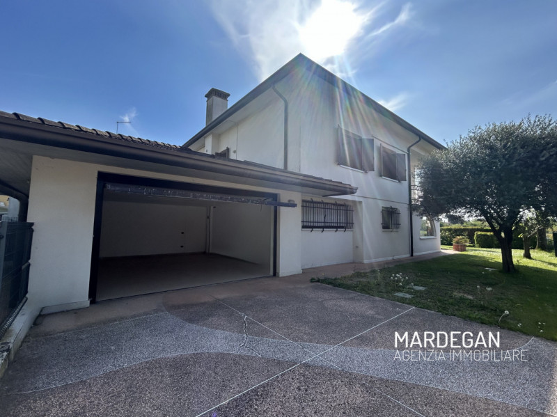 NOSTRA ESCLUSIVA! LA SOLUZIONE RISULTA IDEALE PER DUE NUCLEI FAMILIARI 
Quando vieni a scoprirla?...