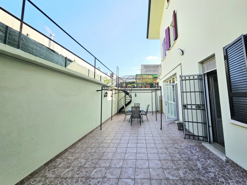 A Montagnana, proponiamo in vendita meravigliosa villa singola, caratterizzata da spazi ampi e de...