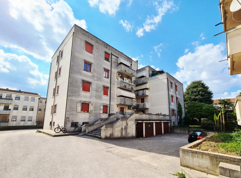 A Noventa Vicentina, proponiamo in vendita un appartamento al primo piano, situato in uno stabile...