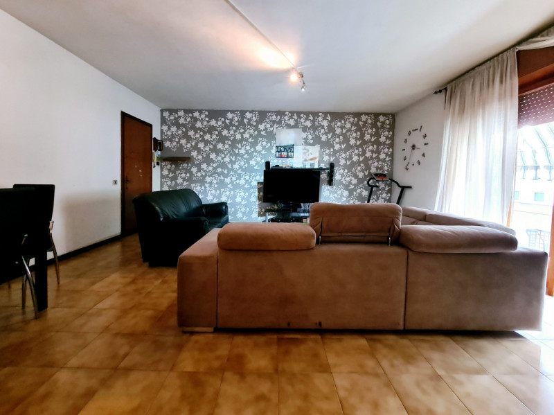 A Noventa Vicentina, proponiamo in vendita un appartamento al primo piano, situato in uno stabile...