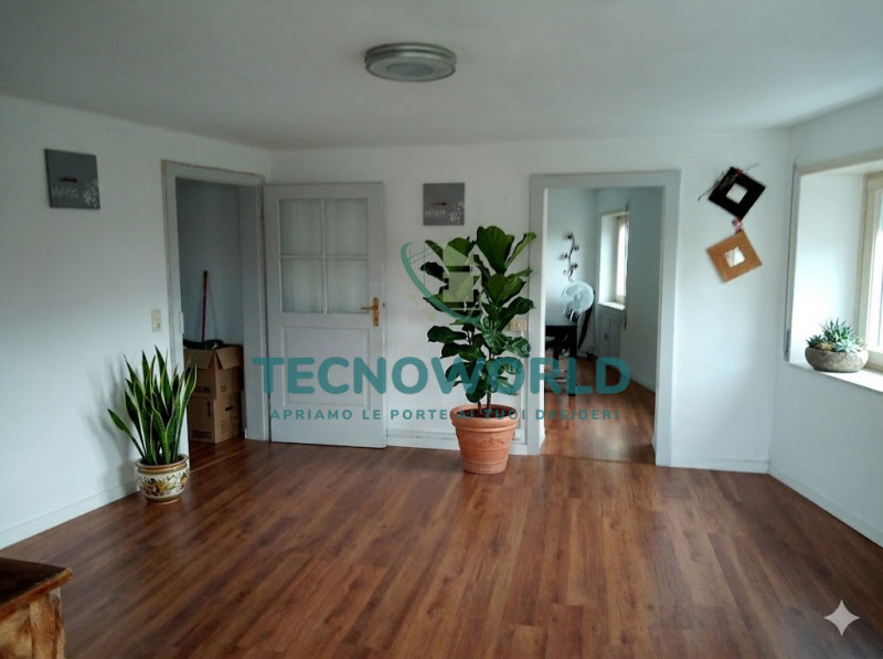 Scopri questo affascinante abitazione affiancata in affitto situato nel cuore della tranquilla e ...