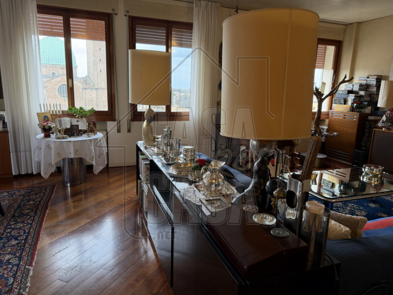 RIF: PDBUS Servizio Fotografico in fase di aggiornamento.

Nel cuore del centro di Padova, in un ...