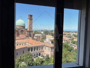 RIF: PDBUS Servizio Fotografico in fase di aggiornamento.

Nel cuore del centro di Padova, in un ...