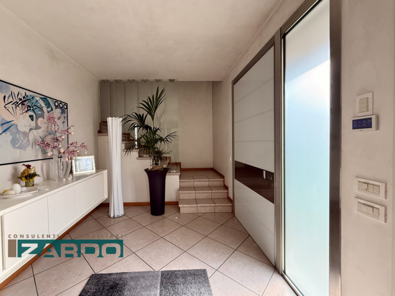 Rif. C-240 (per info 3409172184 N.)

Proponiamo in vendita una raffinata porzione di bifamiliare ...