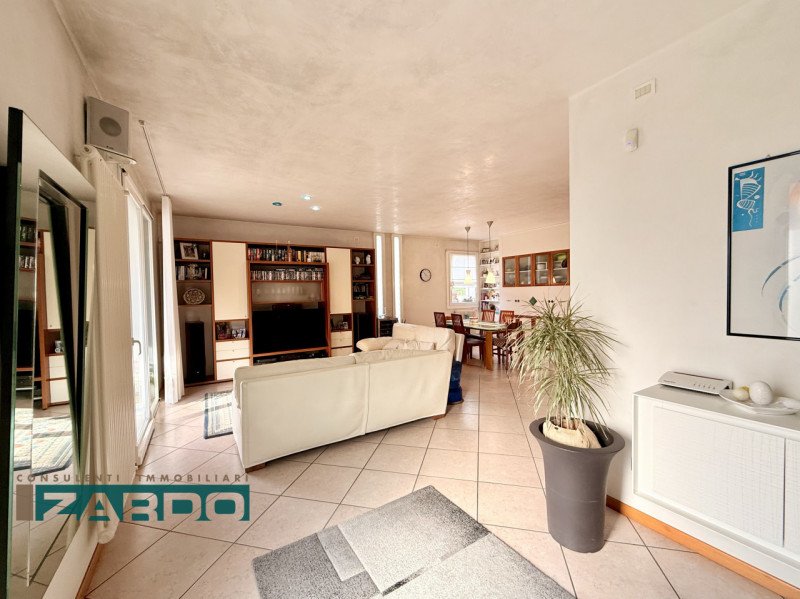 Rif. C-240 (per info 3409172184 N.)

Proponiamo in vendita una raffinata porzione di bifamiliare ...