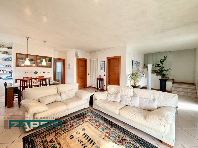 Rif. C-240 (per info 3409172184 N.)

Proponiamo in vendita una raffinata porzione di bifamiliare ...