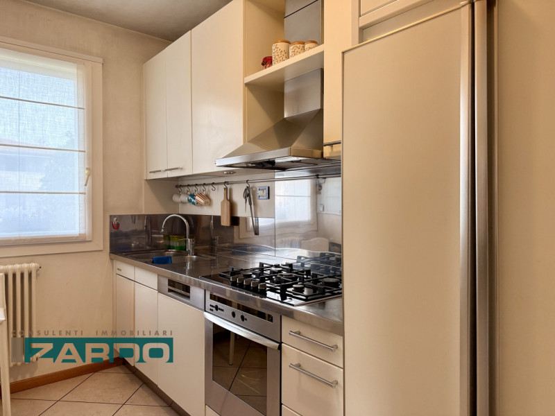 Rif. C-240 (per info 3409172184 N.)

Proponiamo in vendita una raffinata porzione di bifamiliare ...