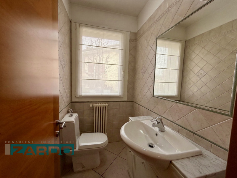 Rif. C-240 (per info 3409172184 N.)

Proponiamo in vendita una raffinata porzione di bifamiliare ...