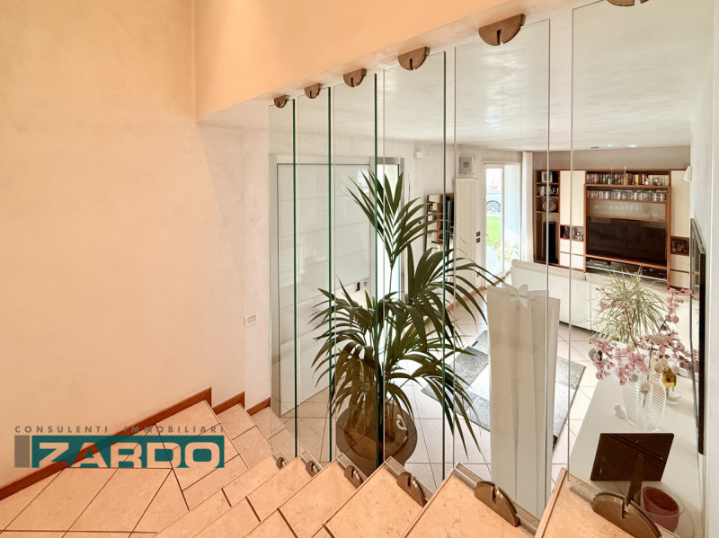 Rif. C-240 (per info 3409172184 N.)

Proponiamo in vendita una raffinata porzione di bifamiliare ...