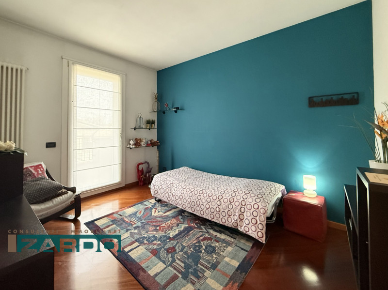 Rif. C-240 (per info 3409172184 N.)

Proponiamo in vendita una raffinata porzione di bifamiliare ...