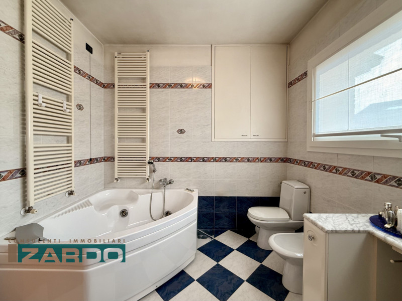 Rif. C-240 (per info 3409172184 N.)

Proponiamo in vendita una raffinata porzione di bifamiliare ...