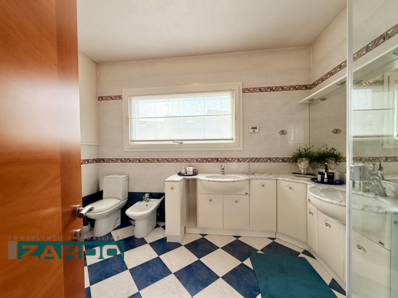 Rif. C-240 (per info 3409172184 N.)

Proponiamo in vendita una raffinata porzione di bifamiliare ...