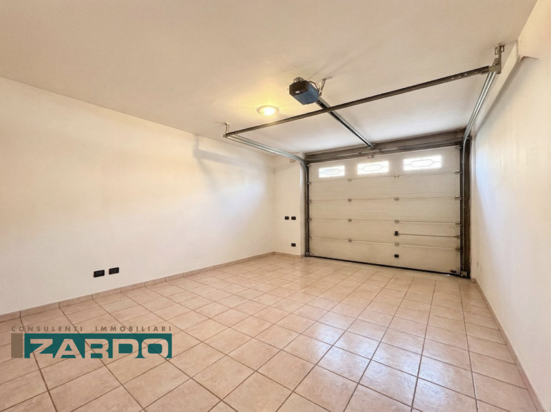 Rif. C-240 (per info 3409172184 N.)

Proponiamo in vendita una raffinata porzione di bifamiliare ...