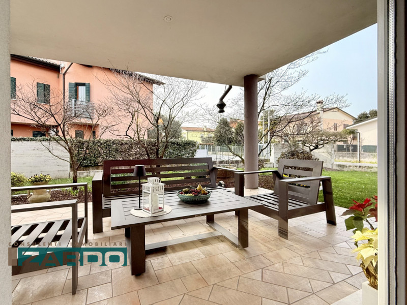 Rif. C-240 (per info 3409172184 N.)

Proponiamo in vendita una raffinata porzione di bifamiliare ...