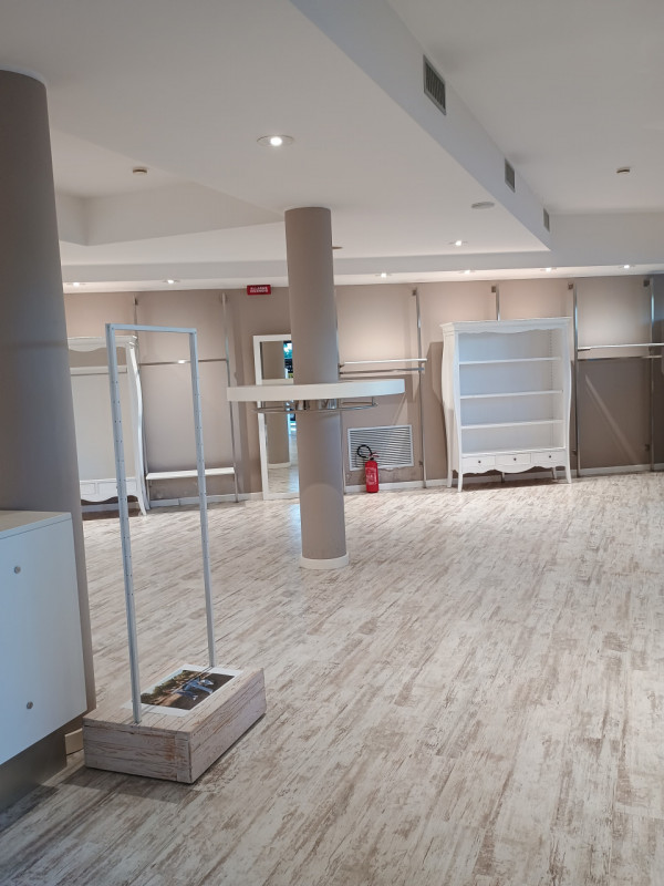 IN POSIZIONE CENTRALISSIMA A CREAZZO, AFFITTASI NEGOZIO DI OLTRE 300 MQ, CON PARCHEGGIO - RIF. 83...