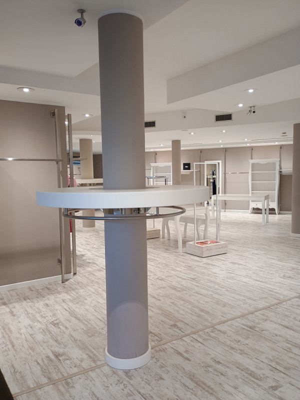 IN POSIZIONE CENTRALISSIMA A CREAZZO, AFFITTASI NEGOZIO DI OLTRE 300 MQ, CON PARCHEGGIO - RIF. 83...