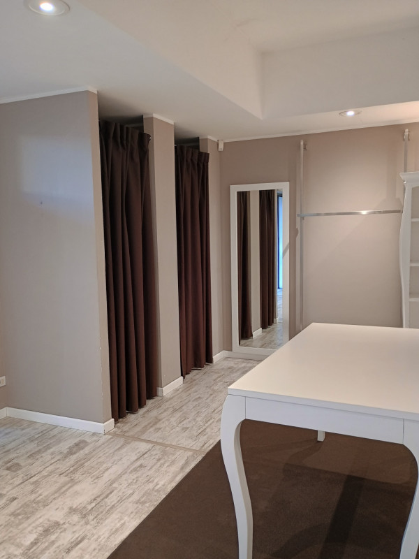 IN POSIZIONE CENTRALISSIMA A CREAZZO, AFFITTASI NEGOZIO DI OLTRE 300 MQ, CON PARCHEGGIO - RIF. 83...