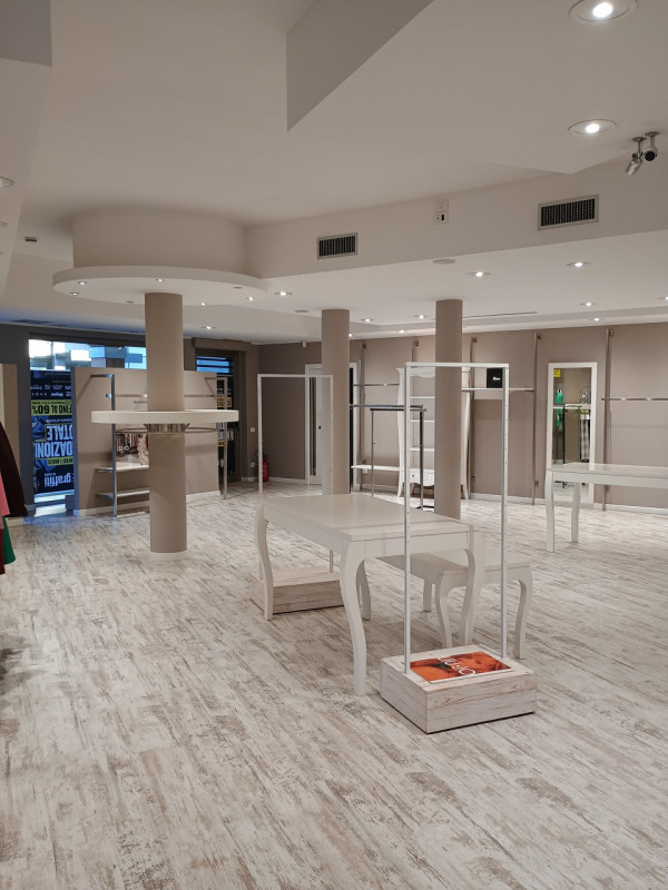 IN POSIZIONE CENTRALISSIMA A CREAZZO, AFFITTASI NEGOZIO DI OLTRE 300 MQ, CON PARCHEGGIO - RIF. 83...