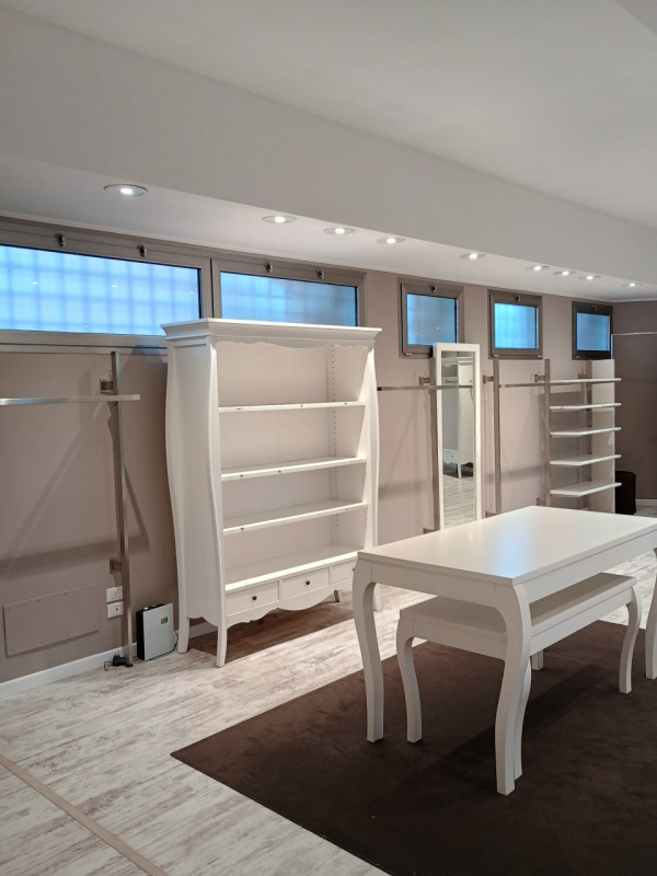 IN POSIZIONE CENTRALISSIMA A CREAZZO, AFFITTASI NEGOZIO DI OLTRE 300 MQ, CON PARCHEGGIO - RIF. 83...