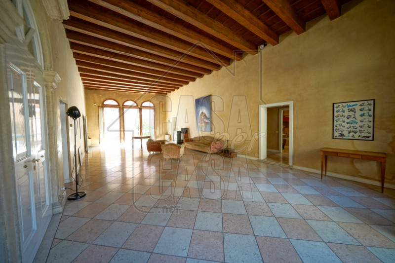 Per info, Maddalena 351 799 3937, riferimento annuncio: MD02

Nel pieno centro storico di Padova,...