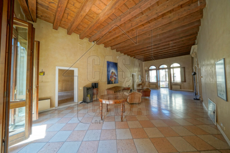 Per info, Maddalena 351 799 3937, riferimento annuncio: MD02

Nel pieno centro storico di Padova,...