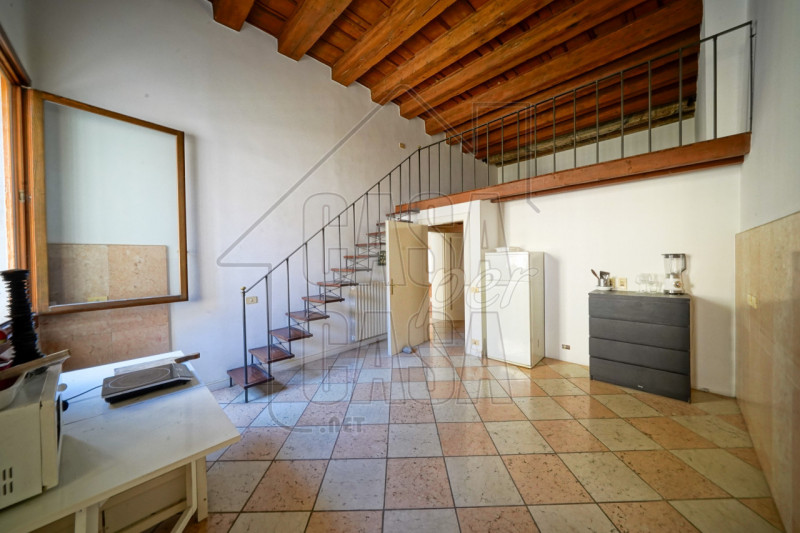 Per info, Maddalena 351 799 3937, riferimento annuncio: MD02

Nel pieno centro storico di Padova,...