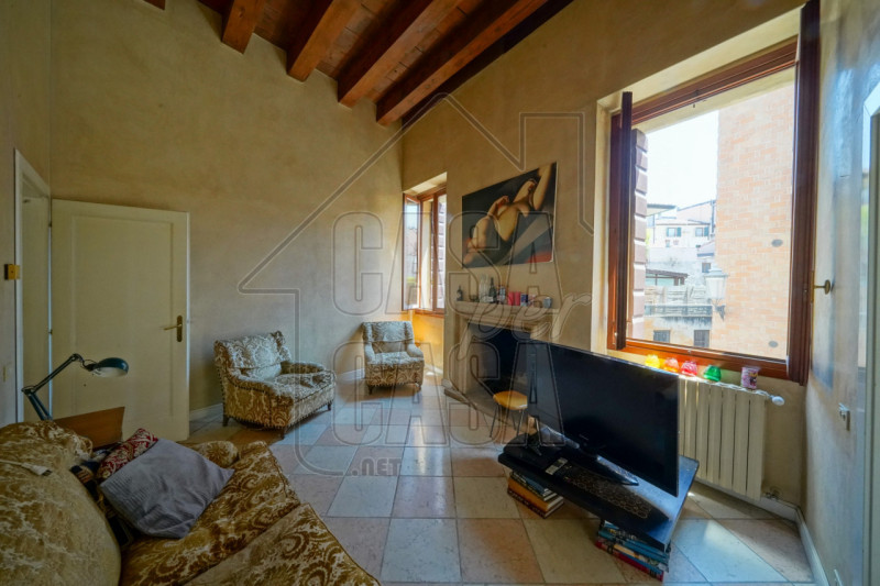 Per info, Maddalena 351 799 3937, riferimento annuncio: MD02

Nel pieno centro storico di Padova,...