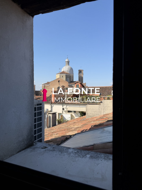 Nel prestigioso contesto del centro storico di Padova, a due passi dal Duomo e dalle principali a...